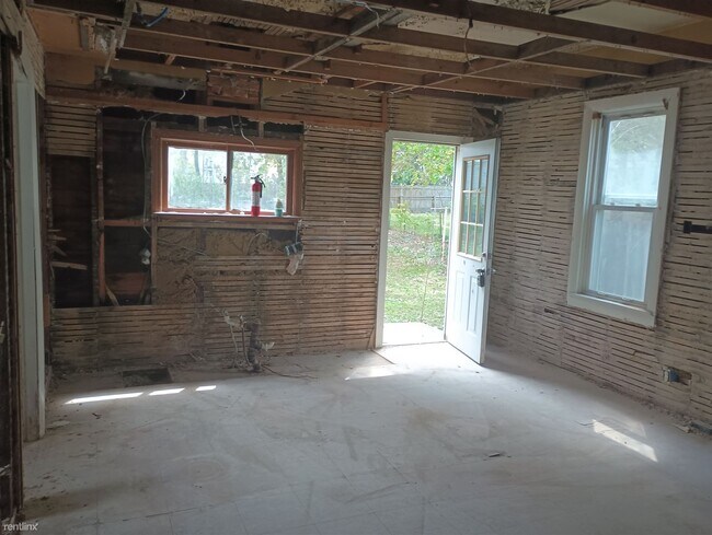 Building Photo - 3 br, 2 bath House - 1217 South Carrol Avenue