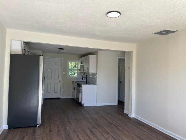 Building Photo - 2 Bed 1 Bath Duplex