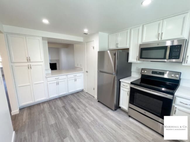 Building Photo - Contemp. 3BD/2.5 BA TOWNHOUSE W LRG ROOMS,...