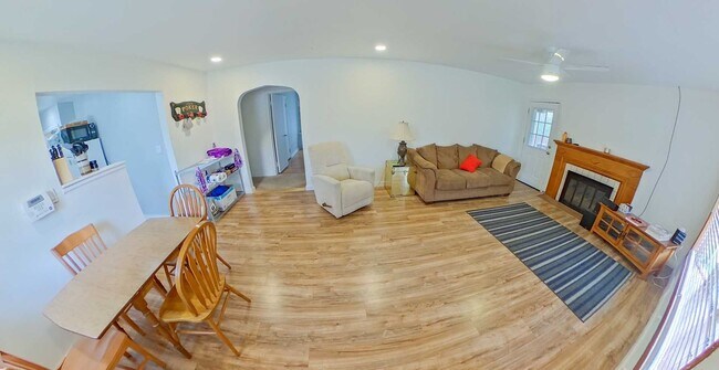 Building Photo - HUGE Fenced In Yard + Screened Patio + Hardwood Floors + Washer & Dryer Included! Available June ...