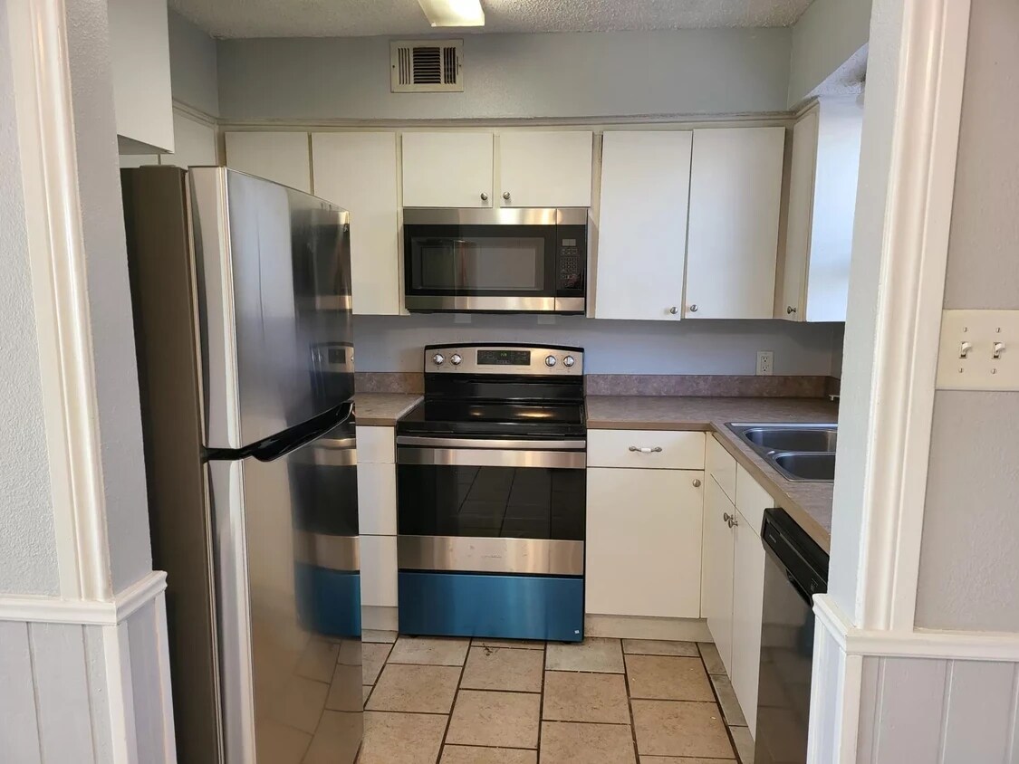 Primary Photo - 4100 Carma Dr