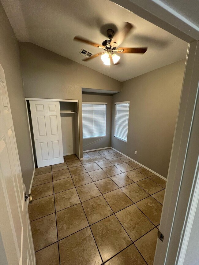 Building Photo - 10617 W Poinsettia Dr