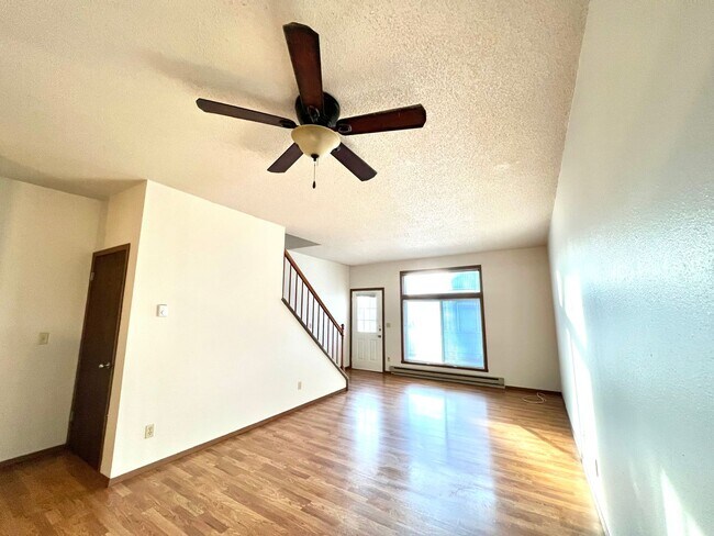 Building Photo - 3 bed 2 bath Townhome - 1 month free upon ...