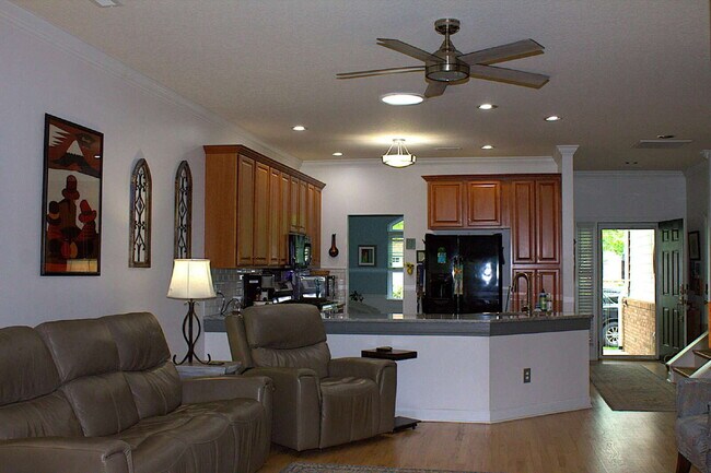 Building Photo - "Luxurious 3-Bed Condo in Hendersonville: Spacious 2023 Sq Ft within a 55+ community.”