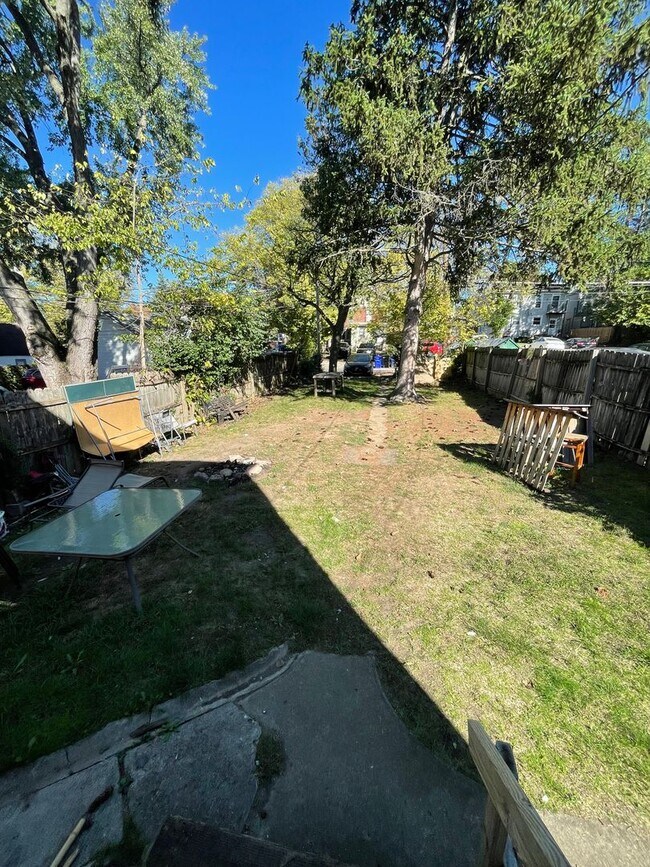 Foto del edificio - 3 bedroom 1 bath single family home with y...