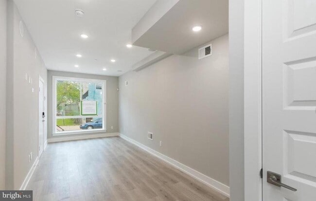 Foto del edificio - 2548 N Howard St