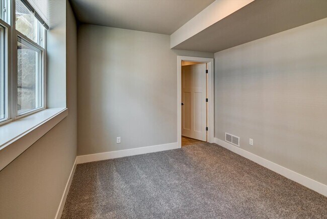Building Photo - 2940 Blue Grass Dr