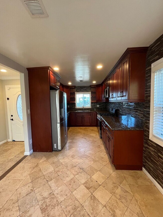 Foto del edificio - 4BD 2BR, Separate Backyard