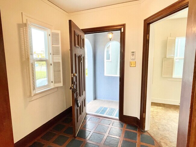Building Photo - Miraloma / Sherwood Forrest Fully Detached...