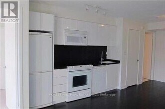 Building Photo - 10 Capreol Ct