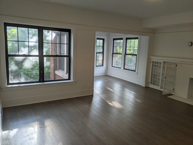 Building Photo - 6331 N Wayne Ave