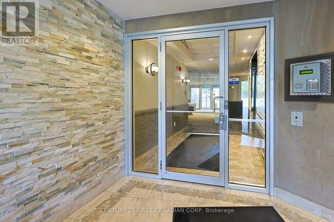 Building Photo - 15 Jacksway Crescent