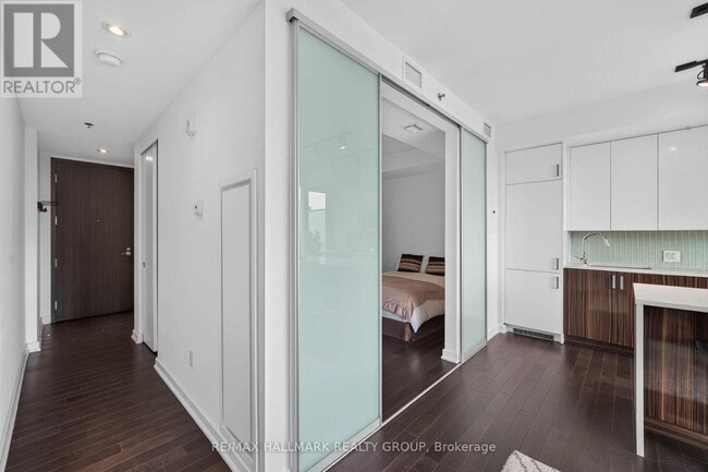 Building Photo - 300 Lisgar St