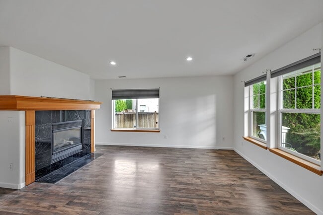 Foto del edificio - 4 BED & 2.5 SINGLE FAMILY HOUSE FOR RENT