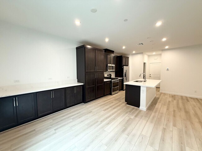Building Photo - 3/BD 2.5/BA Brand New Modern Townhome in S...