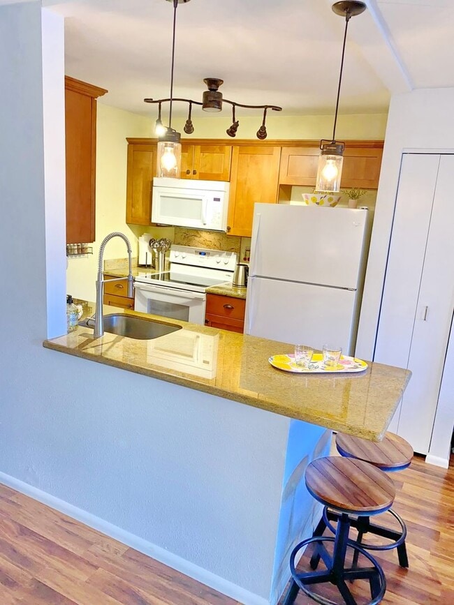 Building Photo - Beautiful and Bright, Nicely Furnished top floor Keonekai Villages condo-- recently remodeled and...