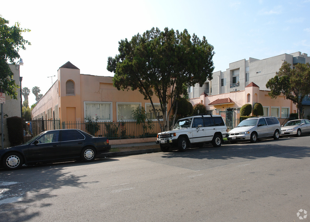 Foto del edificio - 927-935 N Serrano Ave