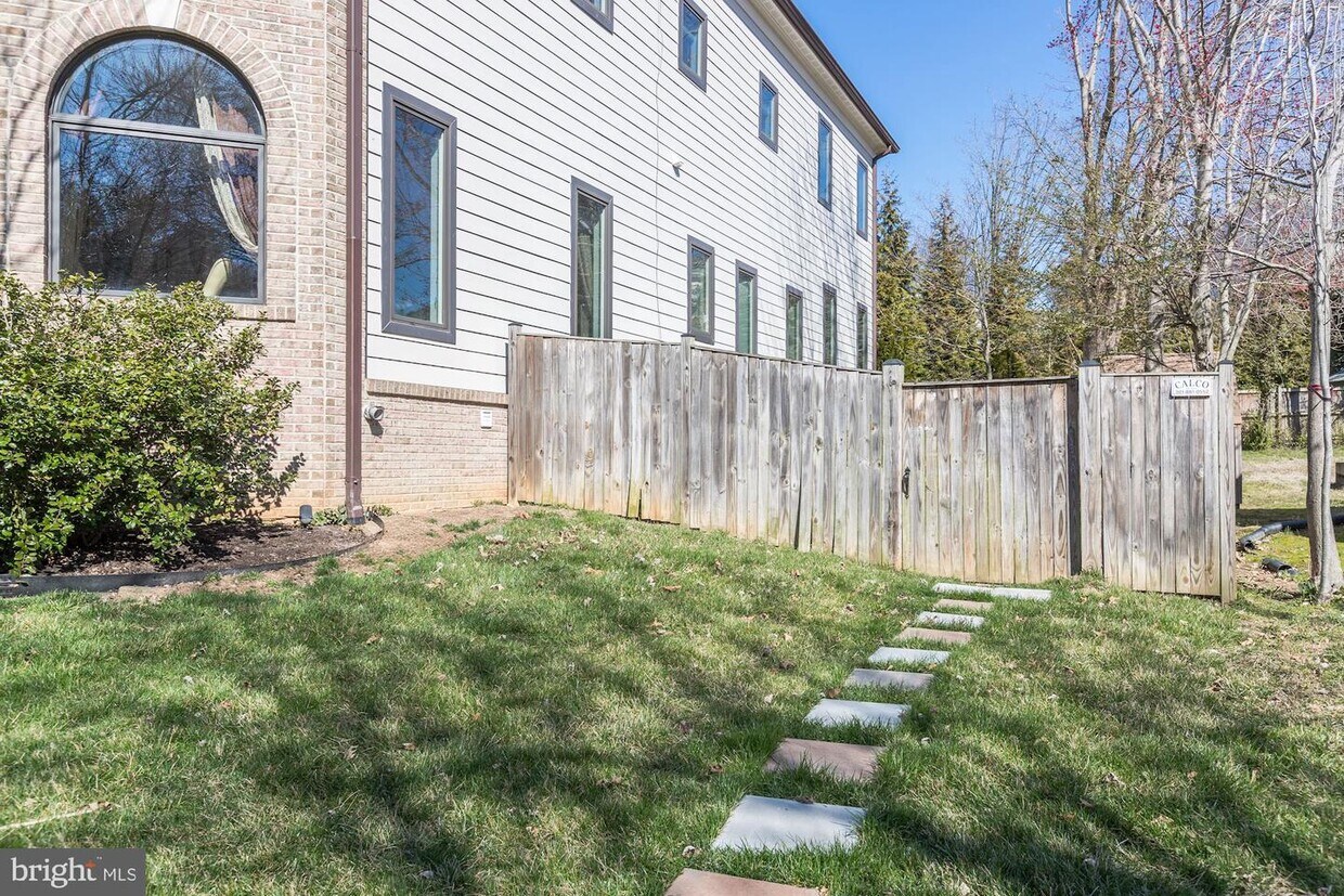 Foto principal - 6820 Dillon Ave