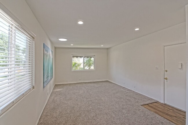 Foto del edificio - 3856 W 242nd St