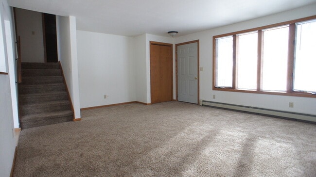 Building Photo - 2 Bedroom Pet Friendly Duplex Available Now!