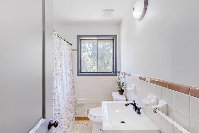 Foto del edificio - 1395 Stoneham Ct