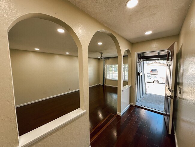 Building Photo - Dublin Home Available Now!