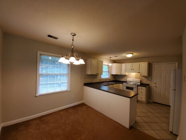 Foto del edificio - 3 Bedroom Home off WT Harris - in convenie...