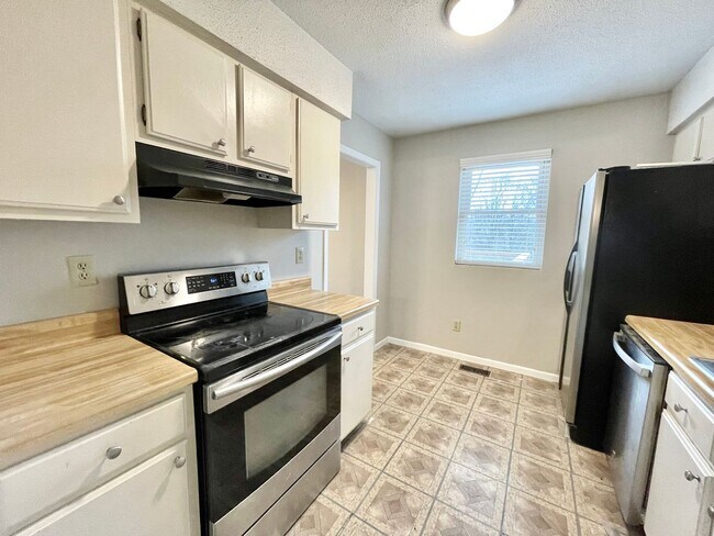 Foto del edificio - Large 3 bedroom + Large Bonus Room for Rent!