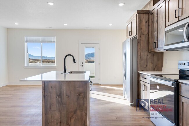 Foto del edificio - Brand New 3 Bedroom 2.5 Bath Townhome - Small dog allowed