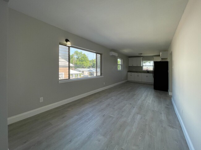 Building Photo - 2704 E Columbus Dr
