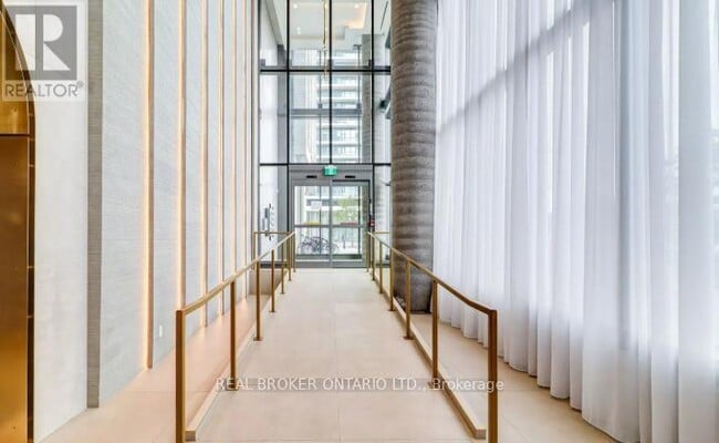 Photo du bâtiment - 1000-1000 Portage Pkwy