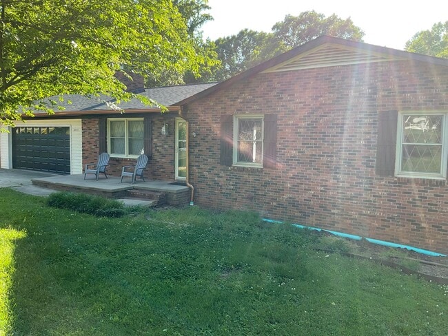 Building Photo - HomeFor Rent with 3 Bedrooms, 2 Baths, 2 Car Garage in Lincolnton NC