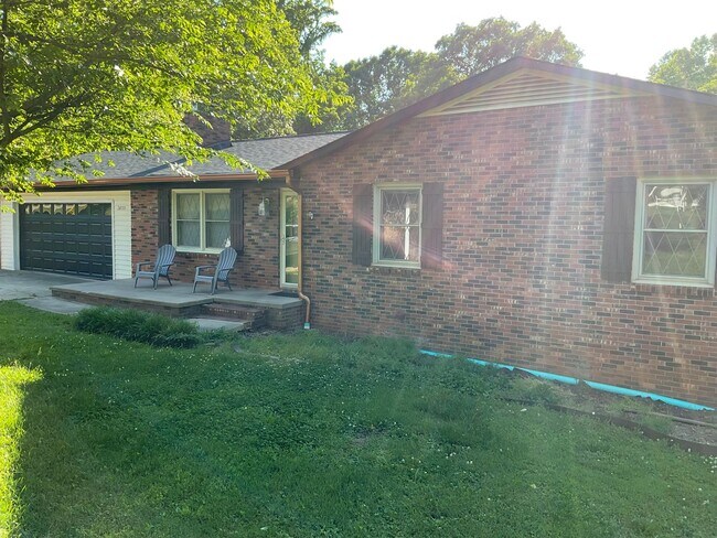 Foto del edificio - HomeFor Rent with 3 Bedrooms, 2 Baths, 2 Car Garage in Lincolnton NC