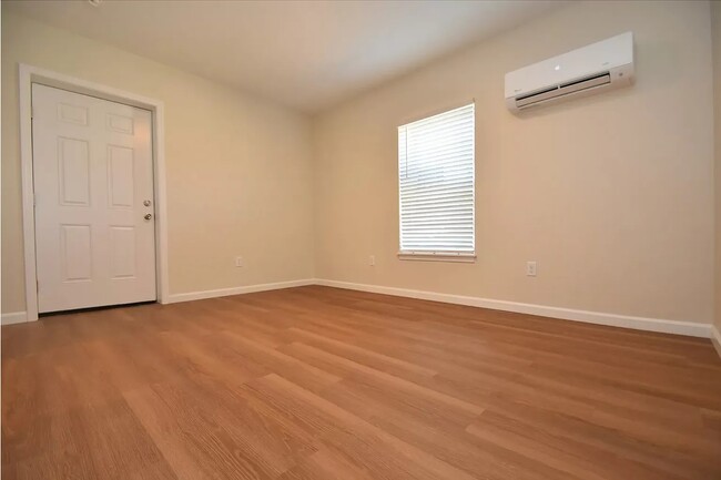 Living room - 1420 Union Ave