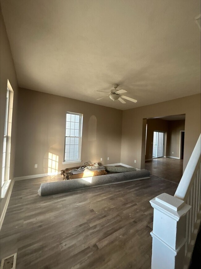 Foto del edificio - Large 3 Bedroom Townhome Available For Sho...