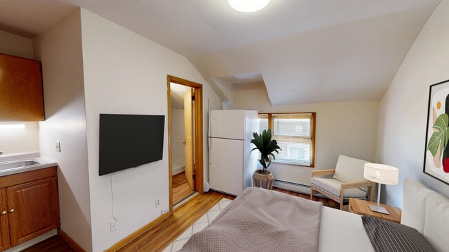 Warner - The Badger Den Apartments on Gilman