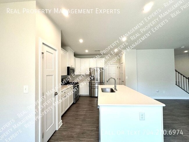 Building Photo - Amazing 3BD/ 2.5 BA Townhouse at Waterfron...