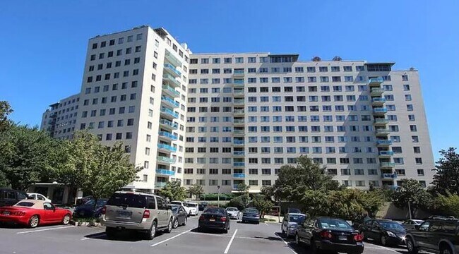 Exterior of the Building - 10201 Grosvenor Pl