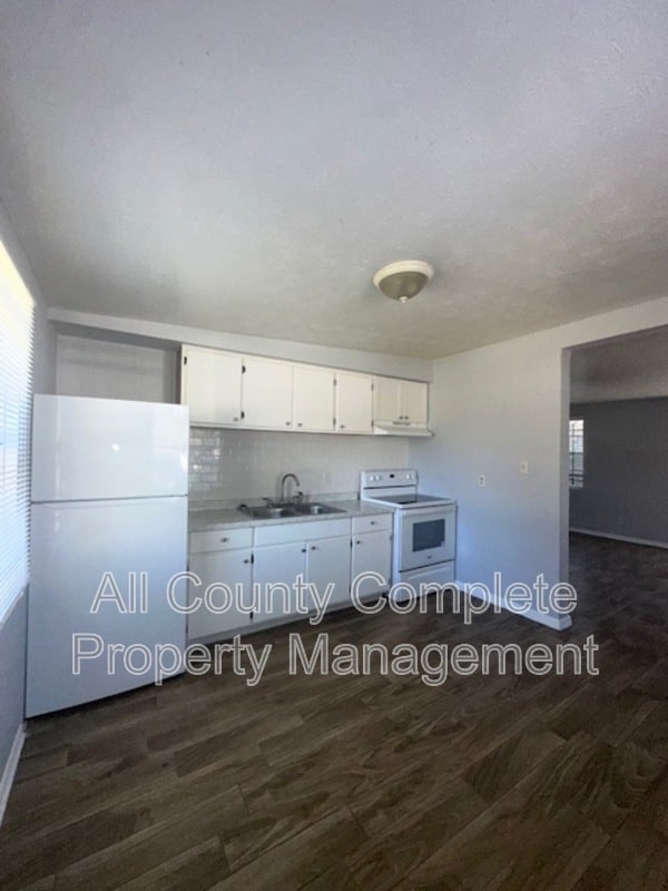 Building Photo - 3254 Phyllis St