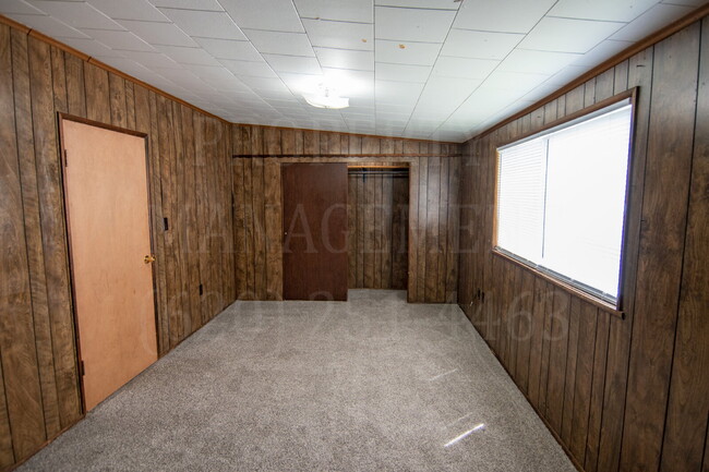 Building Photo - 3 Bedroom 2 Bath