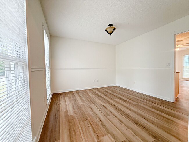 Building Photo - 3 bedroom Home with brand new Carpet and L...