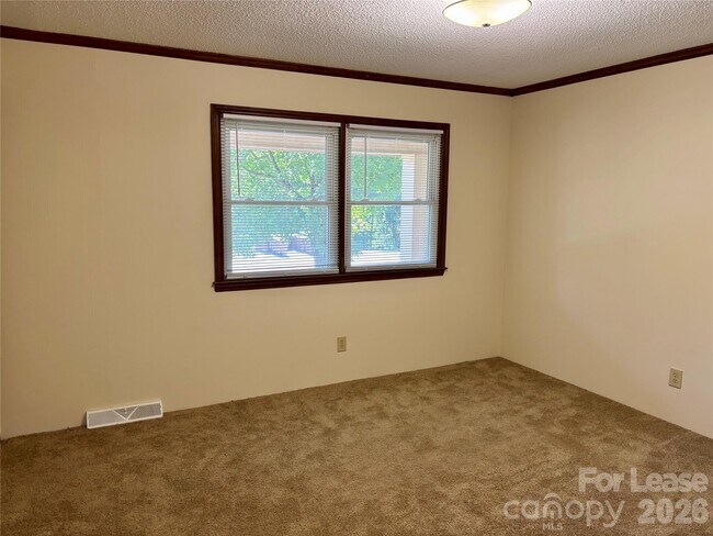 Foto del edificio - 128 Hillcrest Dr