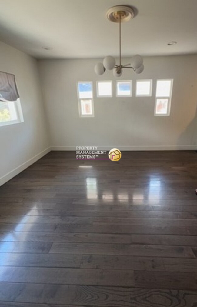 Foto del edificio - 1533 E Emerson Ave