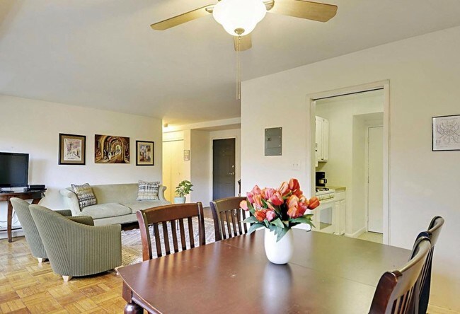 Foto del edificio - 3900 Tunlaw Rd NW