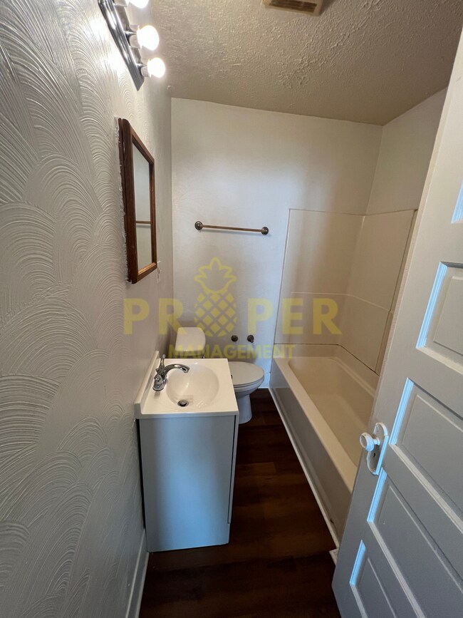 Foto del edificio - 3 bedrooms 1 bathroom house COMING SOON !