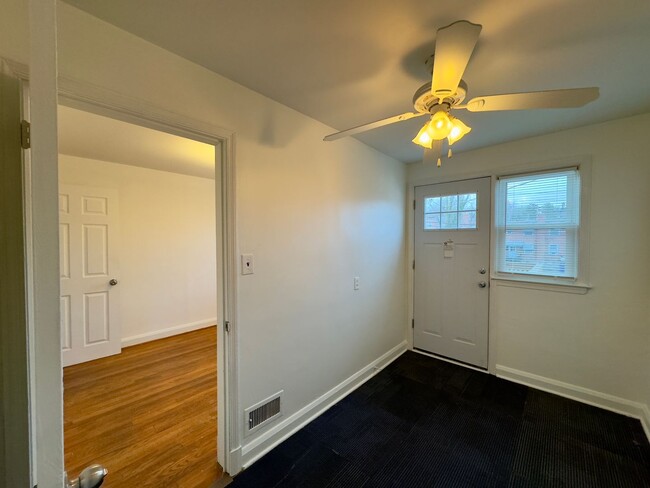 Foto del edificio - Charming 3 Bedroom/1.5 Bathroom in Yale Heights, MD!