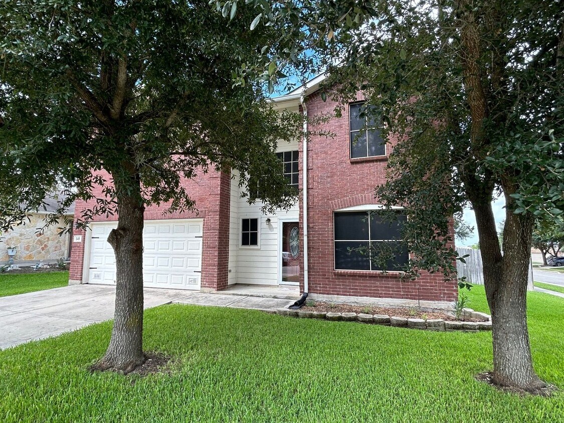 Foto principal - BEAUTIFUL 4 BR/2BTH HOUSE LOCATED IN CIBOL...