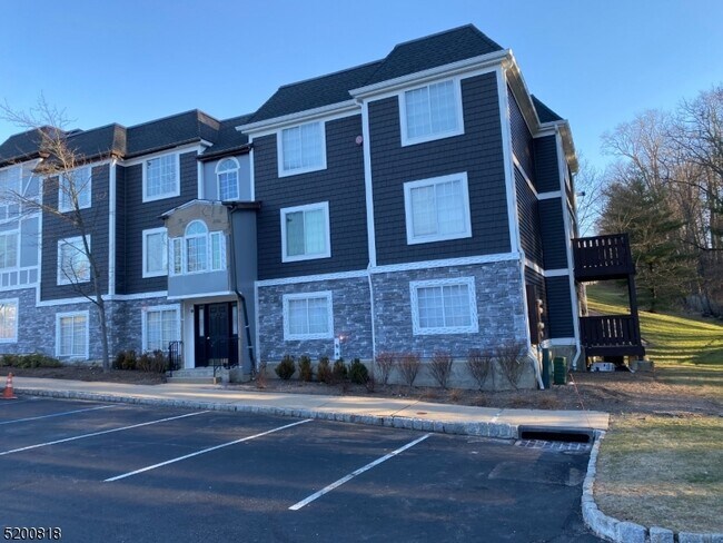 Building Photo - 70 Village Dr
