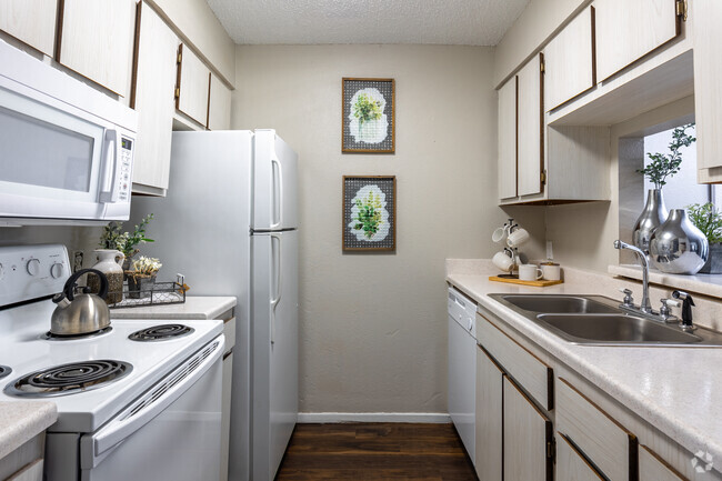 2BR, 2BA - 913SF - Kitchen - Savannah Oaks Apartments