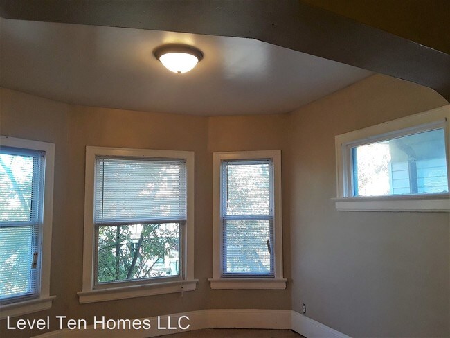 Foto del edificio - 2445-2447 N 34th St